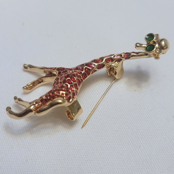 Whimsical Giraffe Brooch - Picture 5 of 6